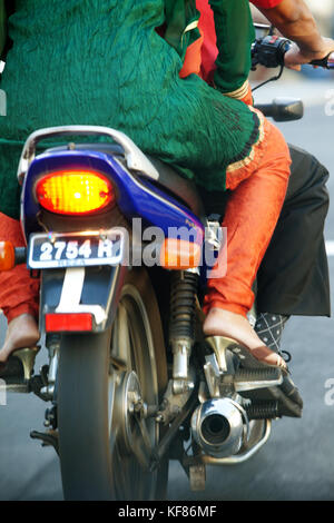 Mauritius, ein junges Paar Laufwerke auf ihren Motorrad in der Hauptstadt Port Louis Stockfoto