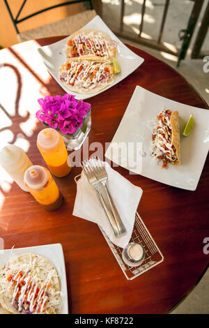 Mexiko, San Pancho, San Francisco, einem lokalen Restaurant in der Nähe von San Pancho Strand serviert Shrimp Tacos Stockfoto