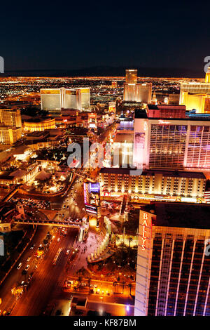 Usa, Nevada, Las Vegas, Sin City, die an den Blick auf den Las Vegas Strip von oben auf den Eiffelturm, Blick nach Norden, Paris Las Vegas Hotel und Stockfoto