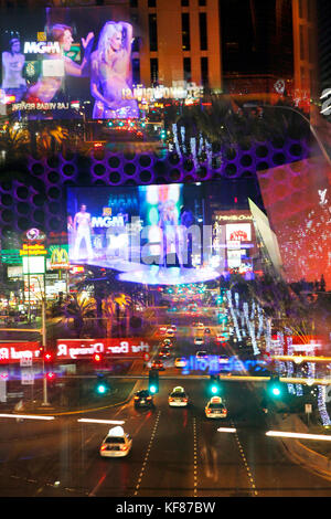 Usa, Nevada, Las Vegas, Sin City, Blick nach Süden auf den Las Vegas Strip von einer Fußgängerbrücke in der Nähe von Planet Hollywood Stockfoto