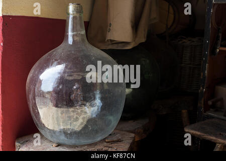 Alte Kristallweinkaraffe voller Staub. Stockfoto