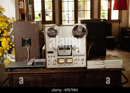 Vietnam, Saigon, cuc gach Quan Restaurant im District 1, ein Vintage reel-to-reel tape Maschine spielt der 1960er Jahre vietnamesische folk-Pop Musik, Ho Chi Minh City Stockfoto