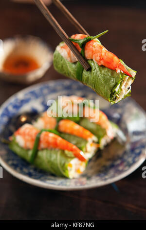 VIETNAM, Saigon, CUC Gach Quan Restaurant in District 1, vietnamesische Frühlingsrollen garniert mit Garnelen, Ho Chi Minh City Stockfoto