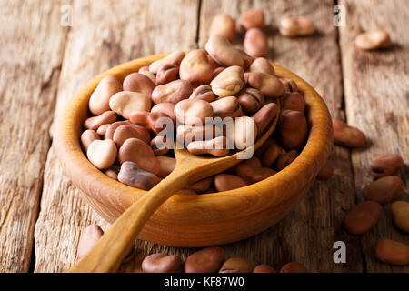 Bio Getrocknete Bohnen close-up in eine hölzerne Schüssel auf dem Tisch. Horizontale Stockfoto