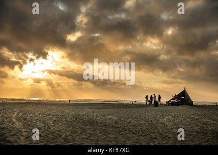 Usa, Washington State, Long Beach Halbinsel, internationale Drachenfest, Menschen und Familien genießen den Strand An einem warmen Sommerabend Stockfoto