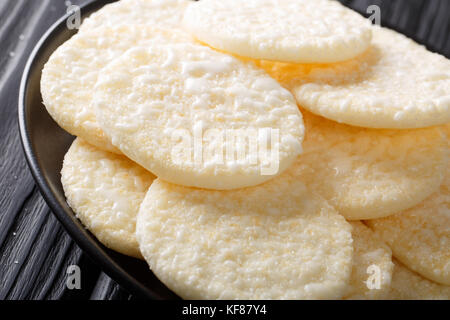 Knusprige Reis Kuchen close-up auf einem Teller auf dem Tisch. Horizontale Stockfoto