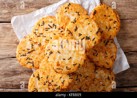 Japanische hausgemachte Kuchen mit Algen close-up auf einem Tisch. horizontal oben Ansicht von oben Stockfoto