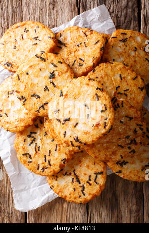 Würziger Reis Cracker mit Algen close-up auf dem Tisch. Senkrechte Draufsicht von oben Stockfoto