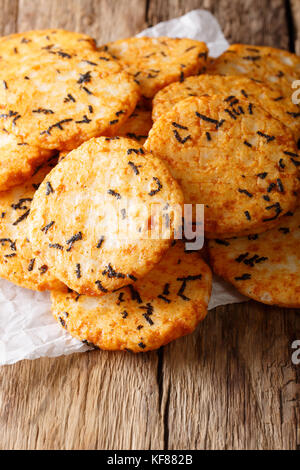 Japanisches Essen: pepper Reiskräcker mit Seetang und Tapioka close-up auf dem Tisch. Vertikale Stockfoto