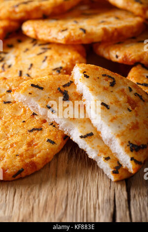 Japanische snack Reiskuchen mit Algen und Tapioka close-up auf dem Tisch. Vertikale Stockfoto
