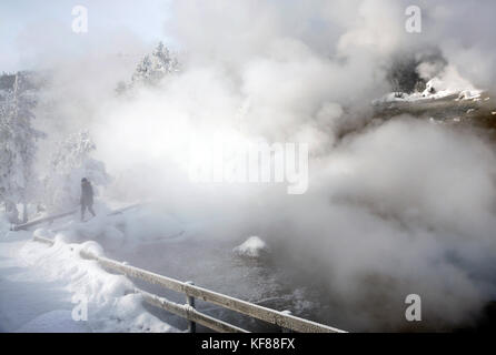 Usa, Wyoming, Yellowstone National Park, eine Frau ist in der Dampf, der aus der Feder von Beryl im Monument Geyser Basin versteckt, neben dem Gibbon Fluss Stockfoto