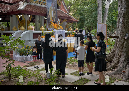 Bhumibol Adulyadej. Die Thailänder zollen dem verstorbenen König Bhumibol Adulyadej am Tag seiner Einäscherung ihren letzten Respekt. Pattaya Thailand Stockfoto