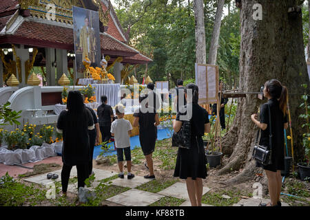 Bhumibol Adulyadej. Die Thailänder zollen dem verstorbenen König Bhumibol Adulyadej am Tag seiner Einäscherung ihren letzten Respekt. Pattaya Thailand Stockfoto