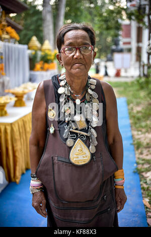 Thailand Amulett. Frau trägt viele Amulette viel Glück Charme und Beschützer. Südostasien Stockfoto