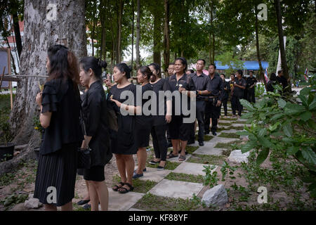 Bhumibol Adulyadej. Die Thailänder zollen dem verstorbenen König Bhumibol Adulyadej am Tag seiner Einäscherung ihren letzten Respekt. Pattaya Thailand Stockfoto