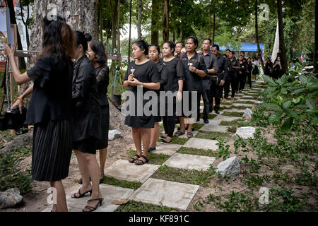 Bhumibol Adulyadej. Die Thailänder zollen dem verstorbenen König Bhumibol Adulyadej am Tag seiner Einäscherung ihren letzten Respekt. Pattaya Thailand Stockfoto