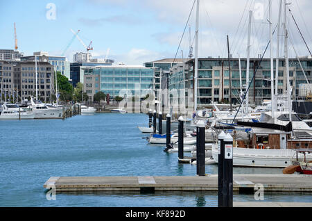 Boote in Viaduct Harbour in Auckland, Neuseeland. In der Zeit der Bild im Jahr 2017, der Hafen war als die Heimat der Americas Cup betitelt Stockfoto