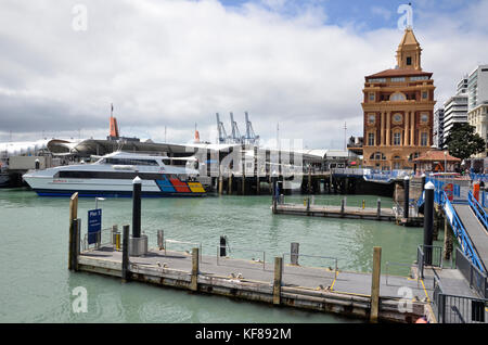 Das Ferry Building und Queens Wharf in Aucklands Hafenviertel Stockfoto