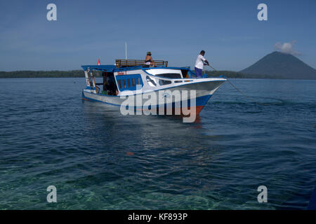 Tauchboot in der Bunaken National Marine Park in Nord Sulawesi, Indonesien Stockfoto