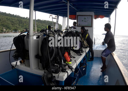 Tauchboot mit Scuba Kit an Bord in den Bunaken National Marine Park in Nord Sulawesi, Indonesien Stockfoto