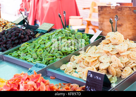 Getrocknete Kiwi, Ananas, Mango und Papaya zum Verkauf im Stall von Sineu Markt, Mallorca, Spanien Stockfoto