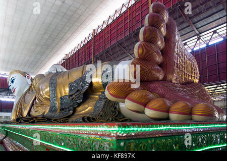 Myanmar (früher Birma). Yangon (Rangoon). Die Kyaukhtatgyi Pagode ist die Heimat einer großen 70 Meter langen Liegenden Buddha Stockfoto