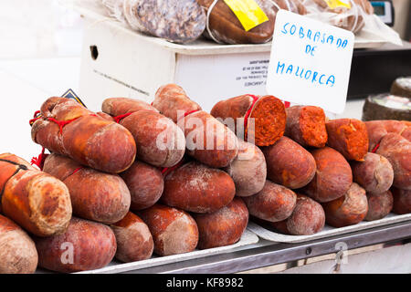 Traditionelle mallorquinische sobrassada Wurst (Sobrasada aus Mallorca) für den Verkauf in den Stall von Sineu Markt, Mallorca, Spanien Stockfoto