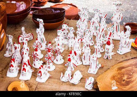 Siurells, typisch mallorquinische Hand bemalte Tonfiguren mit einer Pfeife bei Sineu Markt, Mallorca, Spanien Stockfoto