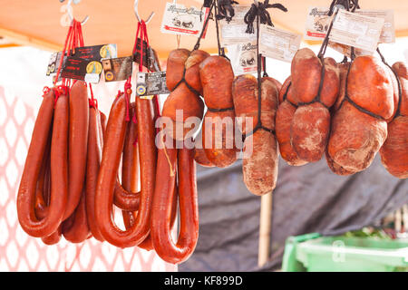 Traditionelle mallorquinische sobrassada Wurst (Sobrasada aus Mallorca) für Verkauf bei Sineu Markt, Mallorca, Spanien Stockfoto