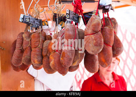 Traditionelle mallorquinische sobrassada Wurst (Sobrasada aus Mallorca) für den Verkauf in den Stall von Sineu Markt, Mallorca, Spanien Stockfoto