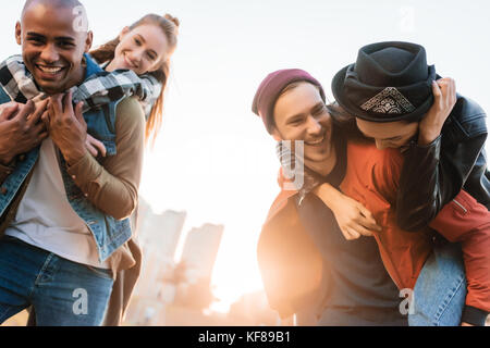 Glückliche Paare zusammen Netzwerk zugreift. Stockfoto