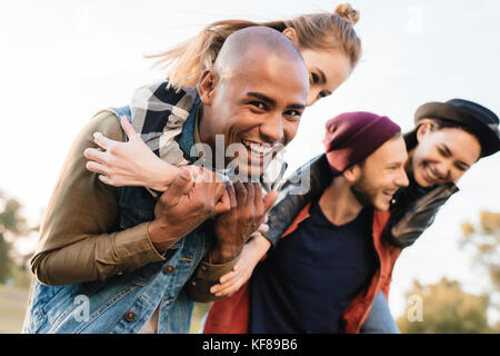 Glückliche Paare zusammen Netzwerk zugreift. Stockfoto