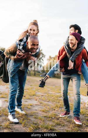 Glückliche Paare zusammen Netzwerk zugreift. Stockfoto