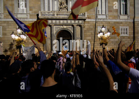 Barcelona, Spanien. 21 Okt, 2017. Tausende von Menschen, geführt von der Präsident von Katalonien Carles Puigdemont, nehmen Sie in den Straßen von Barcelona, Spanien Stockfoto