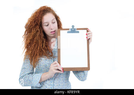 Pretty Woman ist der Platz für Text zur Verfügung. Konzept der Förderung, Rabatt und Vertrieb. Eine rothaarige Teenager hat lockiges Haar und trägt ein Flo Stockfoto