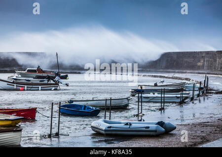 Wellen über den Cobb in Lyme Regis in Dorset während Sturm Brian am Samstag, den 21. Oktober 2017. Stockfoto