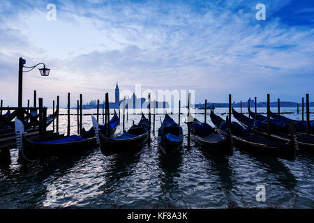 Venezianischen Gondeln günstig entlang der Riva degli Schiavoni Ufer in den frühen Morgen, auf der Rückseite der Insel San Giorgio Maggiore, Venedig, Venetien, Italien, Europa Stockfoto