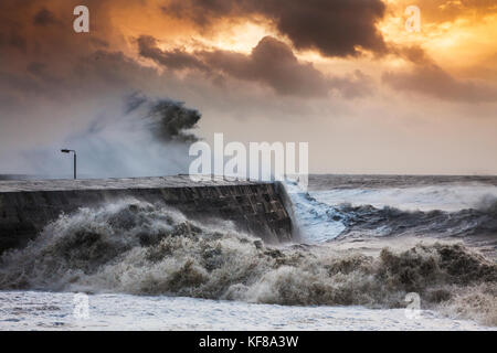 Sturm Brian am Samstag, den 21. Oktober 2017 Hits der Südküste von England in Lyme Regis in Dorset. Stockfoto