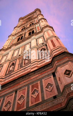 Suchen Sie im Campanile di Giotto Turm bei Sonnenuntergang in Florenz, Italien Stockfoto