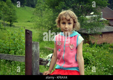 Fängt der glückliche Kinder leben und wilde Natur Stockfoto