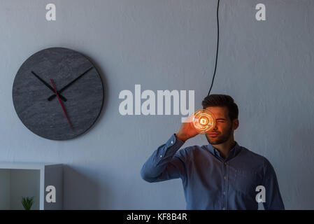 Junge Unternehmer mit Glühlampe Stockfoto