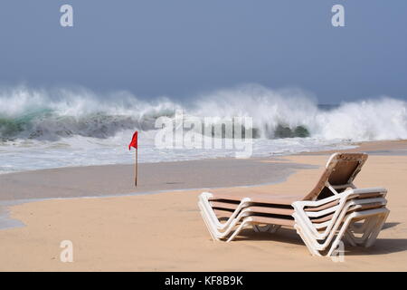 Hohe atlantische Wellen bei RIU Touareg, Boa Vista, Kap Verde Stockfoto