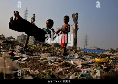 Dhaka, Bangladesch. 26 Okt, 2017. Kinder paly durch Seil auf einer staubigen Feld in die Ausgestoßenen von Dhaka. Credit: md. mehedi Hasan/Pacific Press/alamy leben Nachrichten Stockfoto