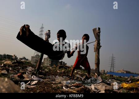 Dhaka, Bangladesch. 26 Okt, 2017. Kinder paly durch Seil auf einer staubigen Feld in die Ausgestoßenen von Dhaka. Credit: md. mehedi Hasan/Pacific Press/alamy leben Nachrichten Stockfoto