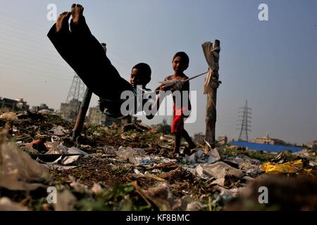 Dhaka, Bangladesch. 26. Oktober 2017. Kinder blassen am Seil auf einem staubigen Feld im Ausgestoßenen von Dhaka. Kredit: Md. Mehedi Hasan/Pacific Press/Alamy Live Nachrichten Stockfoto