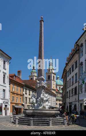 Die robba Brunnen, auch als der Brunnen der Krainer Flüsse, Ljubljana, Slowenien bekannt. Kathedrale des heiligen Nikolaus im Hintergrund Stockfoto