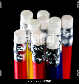 Eine Makroaufnahme von einigen Bleistifte mit Radiergummi vor einem schwarzen Hintergrund. Stockfoto
