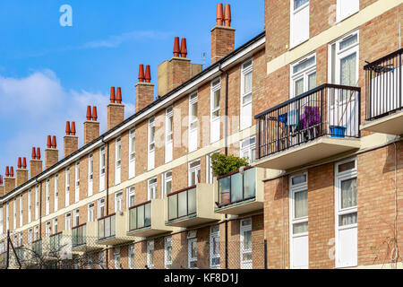 Reihe der typisch englischen Reihenhäuser in London Stockfoto