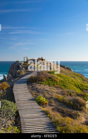 Frau wandern in Robberg Naturreservat, Plettenberg Bay, Western Cape, Südafrika Stockfoto