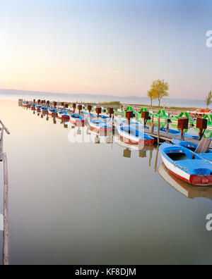 Österreich, Podersdorf, Boote mieten, See Neusiedler See, Burgenland Stockfoto